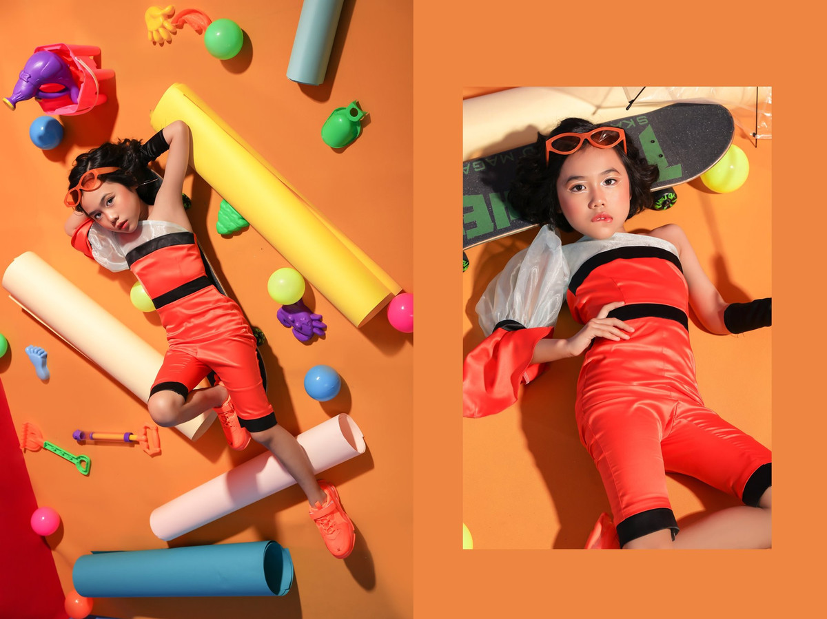 Cách đây không lâu, một clip ghi lại hình ảnh cô bé đi catwalk trong lồng kính được đăng tải trên mạng xã hội khiến nhiều người trầm trồ bởi thần thái quá chuyên nghiệp và dám thực hiện những động tác khó trên sàn diễn.