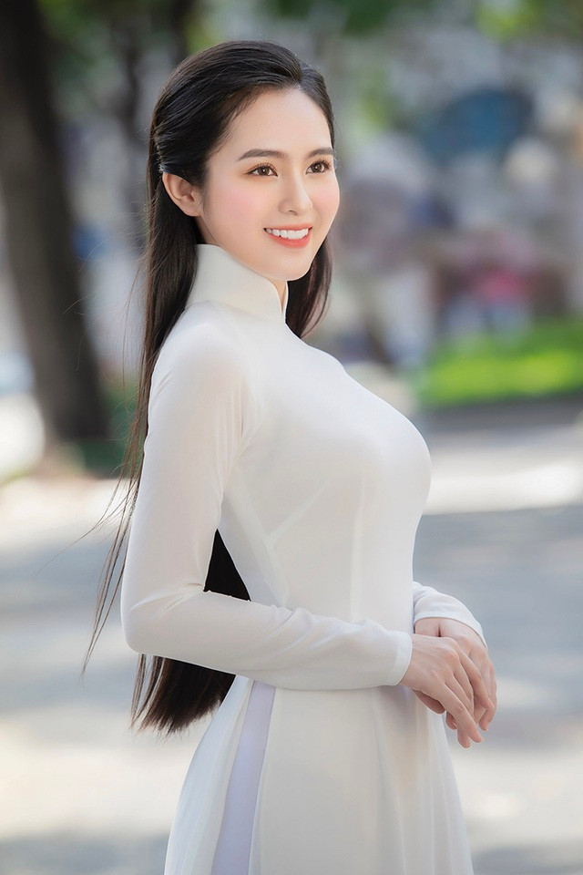 Ái Phi sở hữu nét đẹp trong trẻo, đôi mắt to, khuôn mặt tròn và nước da trắng mướt. Vẻ đẹp của nàng hoa khôi sinh năm 2000 được đánh giá rất đặc biệt, không thể lẫn với bất kỳ hot girl nào hiện nay.