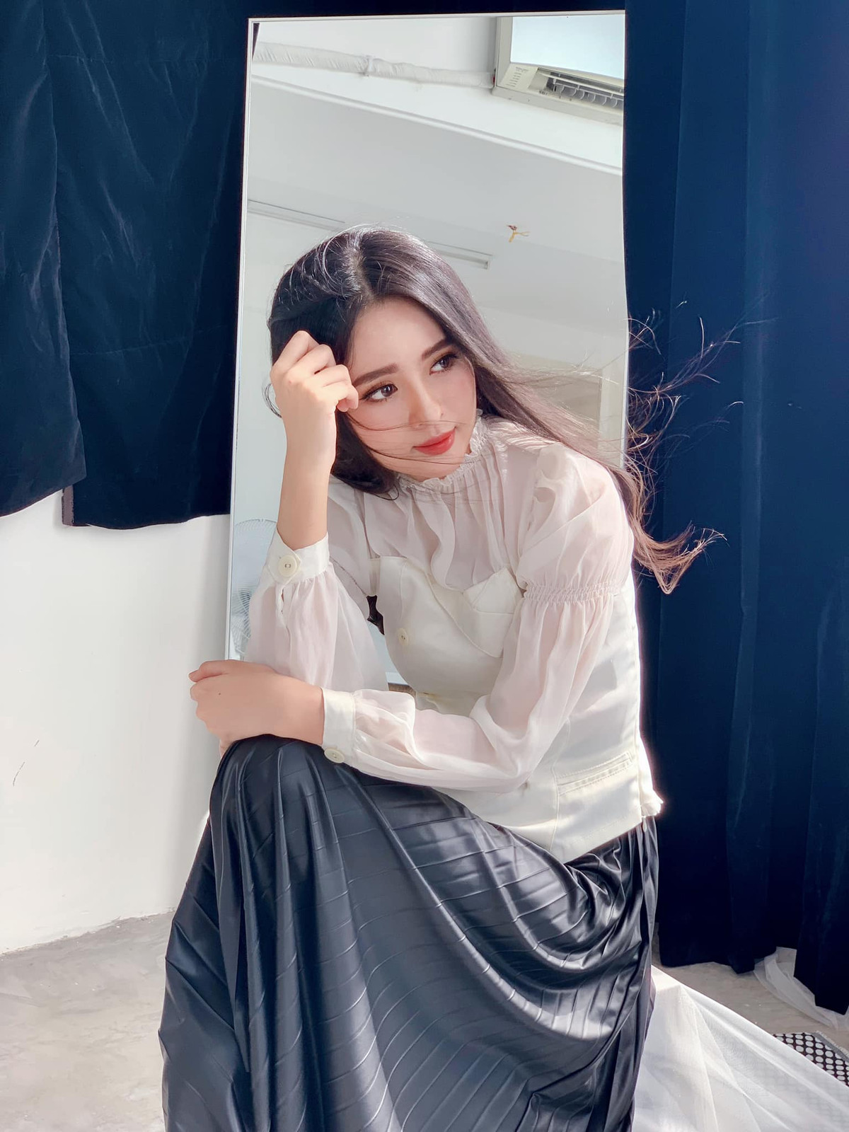 Nàng hoa khôi được bạn bè xung quanh nhận xét hoà đồng, vui vẻ, hay trò chuyện, tâm sự với mọi người.