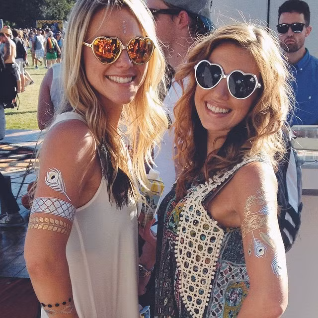 Giá của mỗi bảng hình xăm không đắt, chỉ tầm từ 90 - 110 nghìn đồng. Bạn đã có thể sở hữu một tấm bảng với khoảng 10 hình xăm khác nhau, thoải mái cho bạn lựa chọn.