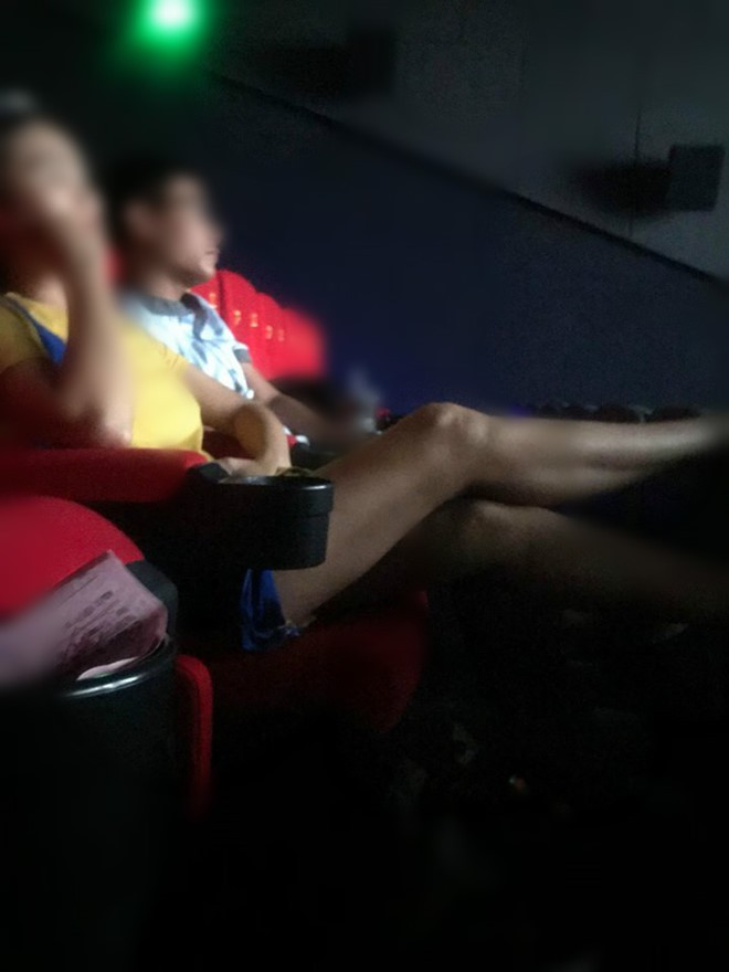 Rạp chiếu phim cũng là một địa điểm công cộng "nóng", các bạn trẻ tiếp tục thể hiện sự "vô duyên" và thiếu tôn trọng người xung quanh.