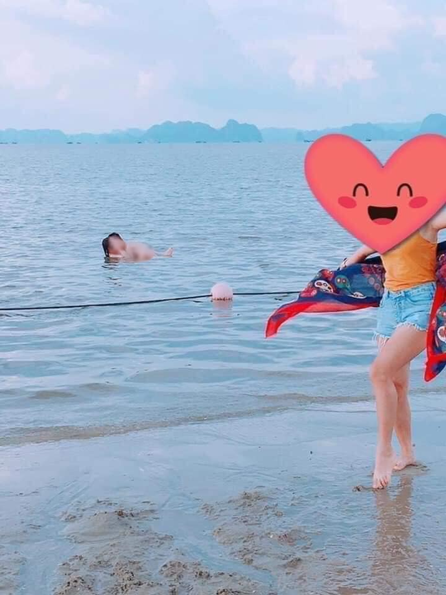 Theo đó, hình ảnh nam thanh niên mình trần cũng bạn gái vui vẻ tắm biển. Nhưng sẽ chẳng có gì đang nói nếu cặp đôi không tạo dáng phản cảm, vô tư ôm ấp nhau.