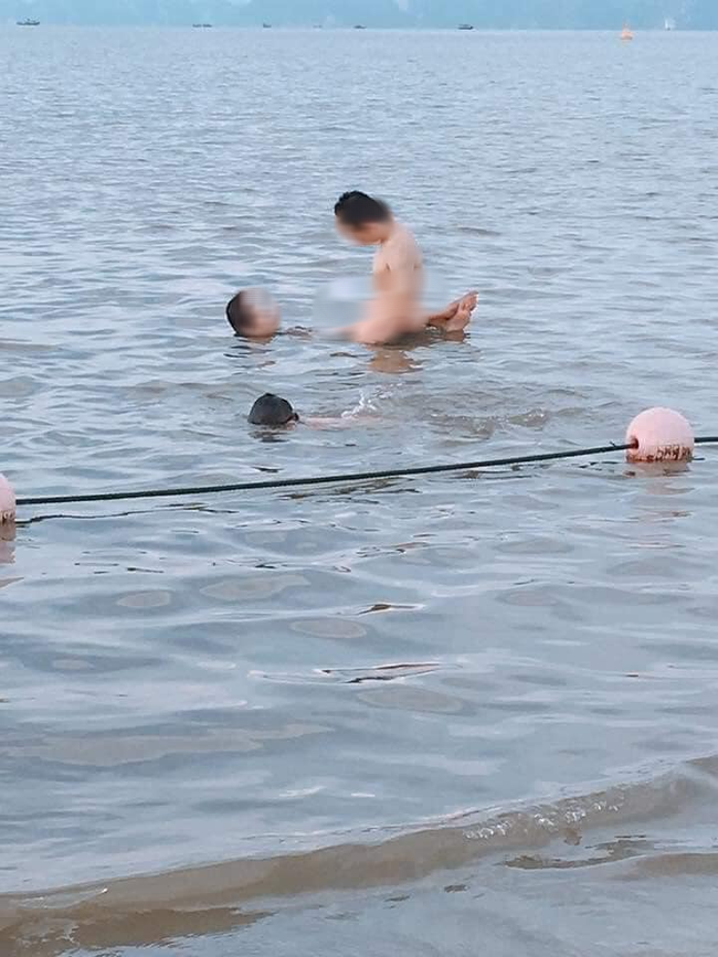 Dù chưa biết hình ảnh trên được chụp lại khi nào và ở đâu, nhưng cảnh đó sau khi được đăng tải lên mạng xã hội đã làm dân mạng "nóng mắt" và lên tiếng chỉ trích gay gắt.