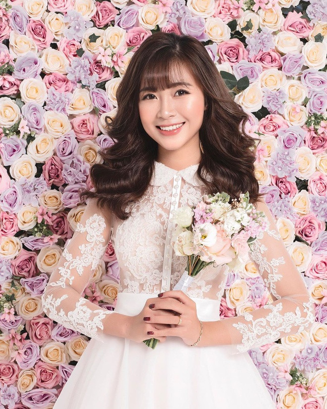 Dù không quá cầu kỳ trong trang điểm cũng như trang phục váy cưới nhưng Nhật Linh vẫn xinh đẹp tinh khôi xứng anh "hot girl mầm non" được cộng đồng mạng đặt cho từ lâu.