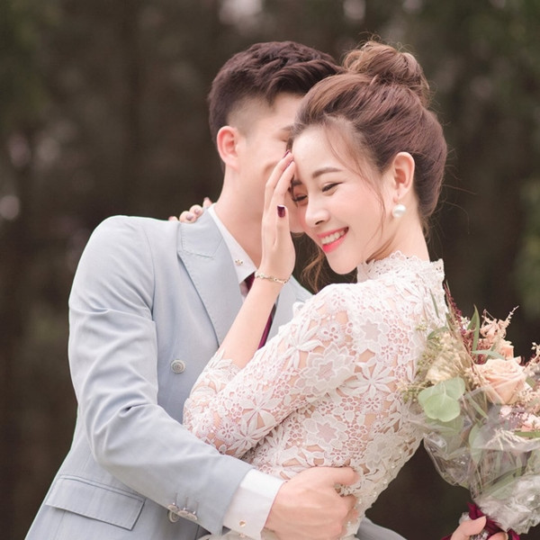 Dù chính thức hẹn hò chưa được bao lâu nhưng cặp đôi cầu thủ - hot girl này liên tục dính vào những rùm beng không đáng có. Ngọc Nữ, bạn gái cũ của Phan Văn Đức từng đăng tải nội dung đoạn nói chuyện được cho là giữa cô và cầu thủ Nghệ An, trong đó Phan Văn Đức dùng những lời lẽ cực kỳ gay gắt, khó nghe.