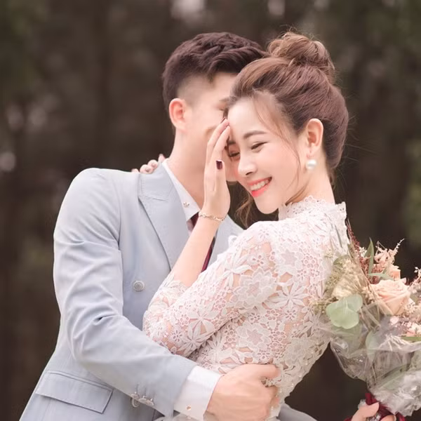 Dù chính thức hẹn hò chưa được bao lâu nhưng cặp đôi cầu thủ - hot girl này liên tục dính vào những rùm beng không đáng có. Ngọc Nữ, bạn gái cũ của Phan Văn Đức từng đăng tải nội dung đoạn nói chuyện được cho là giữa cô và cầu thủ Nghệ An, trong đó Phan Văn Đức dùng những lời lẽ cực kỳ gay gắt, khó nghe.