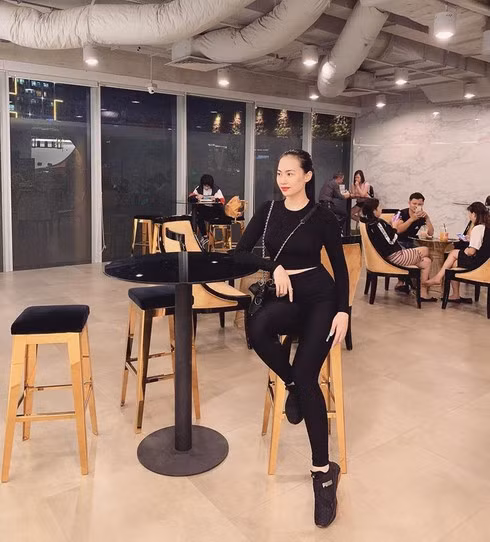 Không chỉ có vậy, nhiều lần Thảo Mi đăng tải hình ảnh check-in trùng khớp với địa điểm mà cầu thủ Quang Hải đang thi đấu khiến tin đồn cặp đôi đang hẹn hò càng thêm có sơ sở.