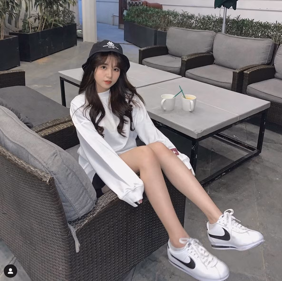 Thanh Thuỷ (SN 1997) là một hot girl có tiếng trên mạng xã hội nhờ vẻ ngoài xinh xắn, đáng yêu dù sở hữu chiều cao có phần khiêm tốn. Trang cá nhân của cô nàng sở hữu hơn 300 nghìn lượt theo dõi.