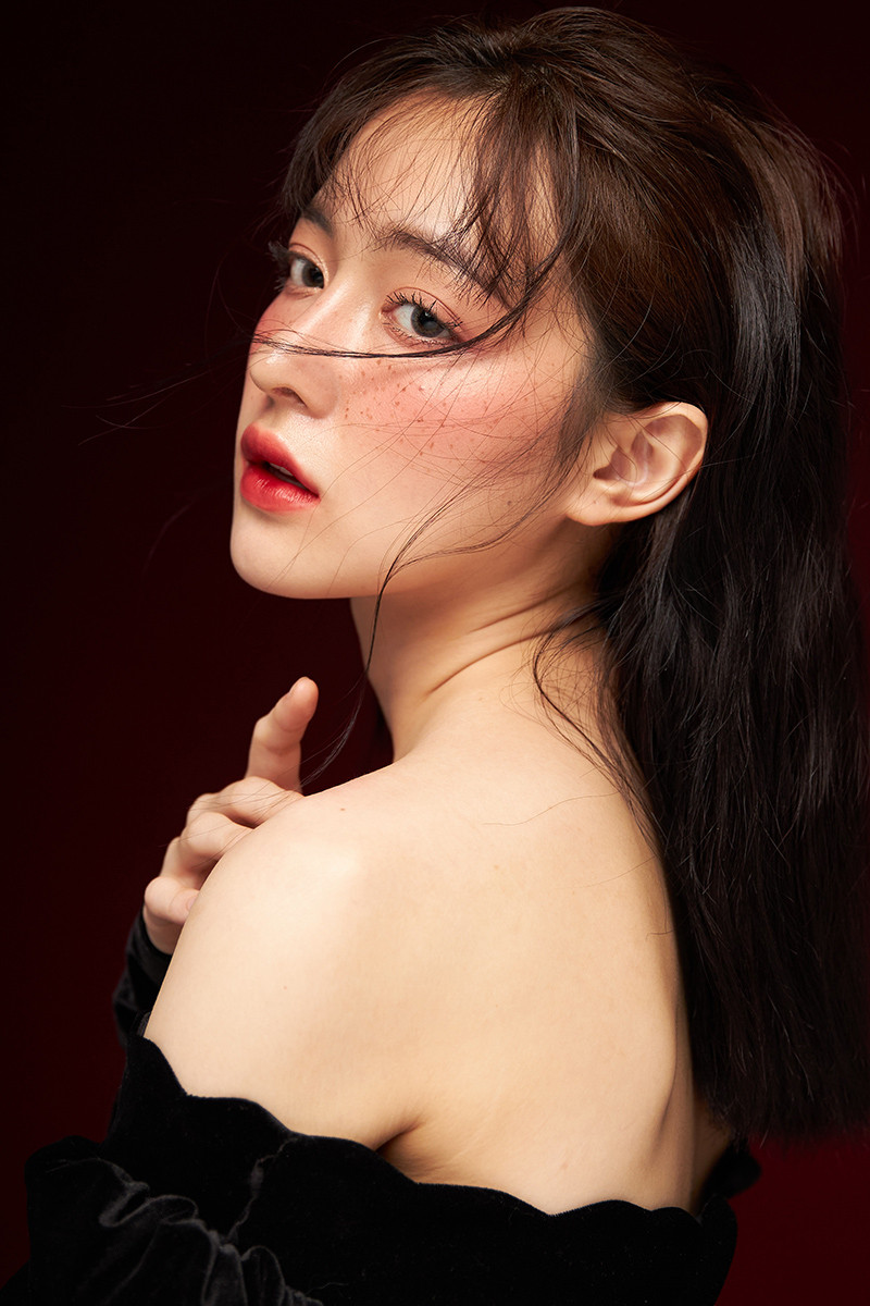 Không chỉ thế, nhiều người còn nhận xét rằng cô nàng rất giống với nữ diễn viên đang nổi đình nổi đám ở Trung Quốc - Địch Lệ Nhiệt Ba.