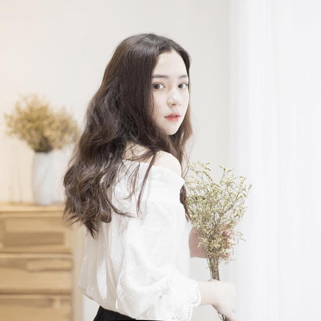 Dù là chụp selfie hay ngoại cảnh, Phi Linh đều khiến người đối diện chú ý bởi nét đáng yêu và nữ tính. Gương mặt bầu bĩnh, nước da trắng cùng mái tóc dài khiến cô bạn trông rất dễ thương.