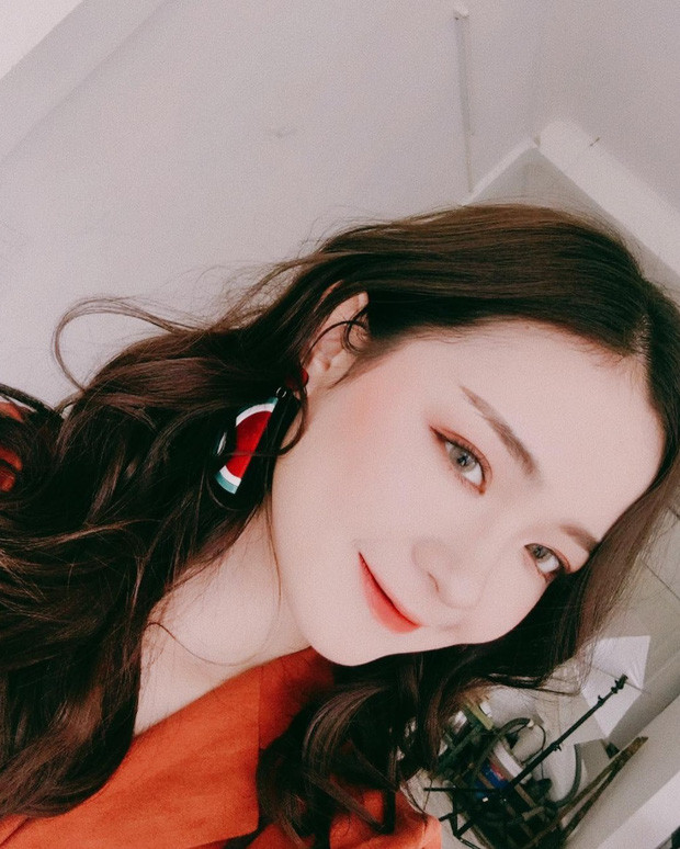 Không chỉ xinh đẹp, cô bạn sinh năm 2000 còn có thành tích học tập đáng nể khi từng đoạt: Giải nhì môn Văn toàn thành phố Vinh năm 2017, Á Khoa môn Văn trường Đại học Khoa học Xã hội và Nhân văn.