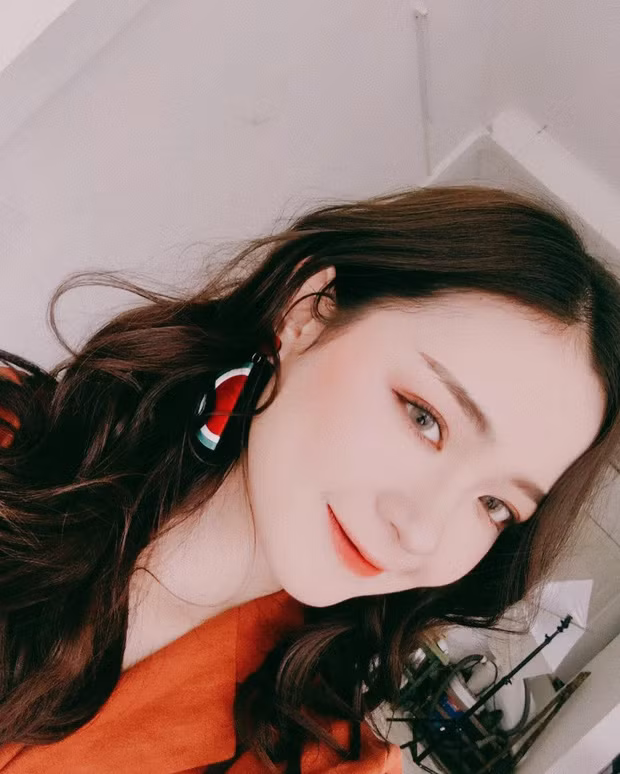 Không chỉ xinh đẹp, cô bạn sinh năm 2000 còn có thành tích học tập đáng nể khi từng đoạt: Giải nhì môn Văn toàn thành phố Vinh năm 2017, Á Khoa môn Văn trường Đại học Khoa học Xã hội và Nhân văn.