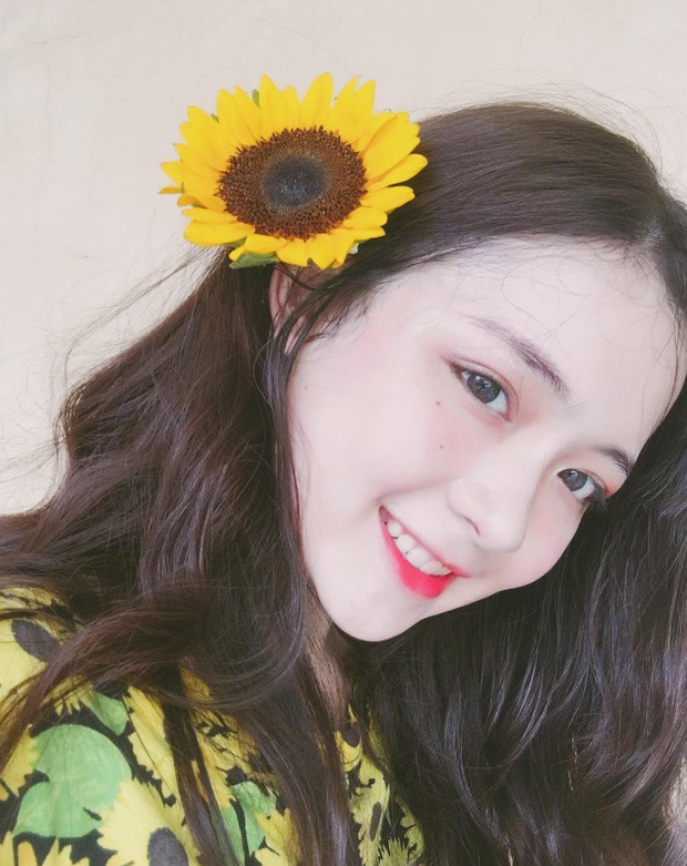 Hiện tại, Phi Linh đang là sinh viên năm 2 ngành Quan hệ quốc tế, cô nàng thông thạo tiếng Anh, tiếng Trung Quốc, và còn có tài lẻ là chơi guitar. Mời quý độc giả đón xem thêm video Gặp nữ sinh xứ Nghệ "nói 7 thứ tiếng" - Nguồn: KÊNH VTC14