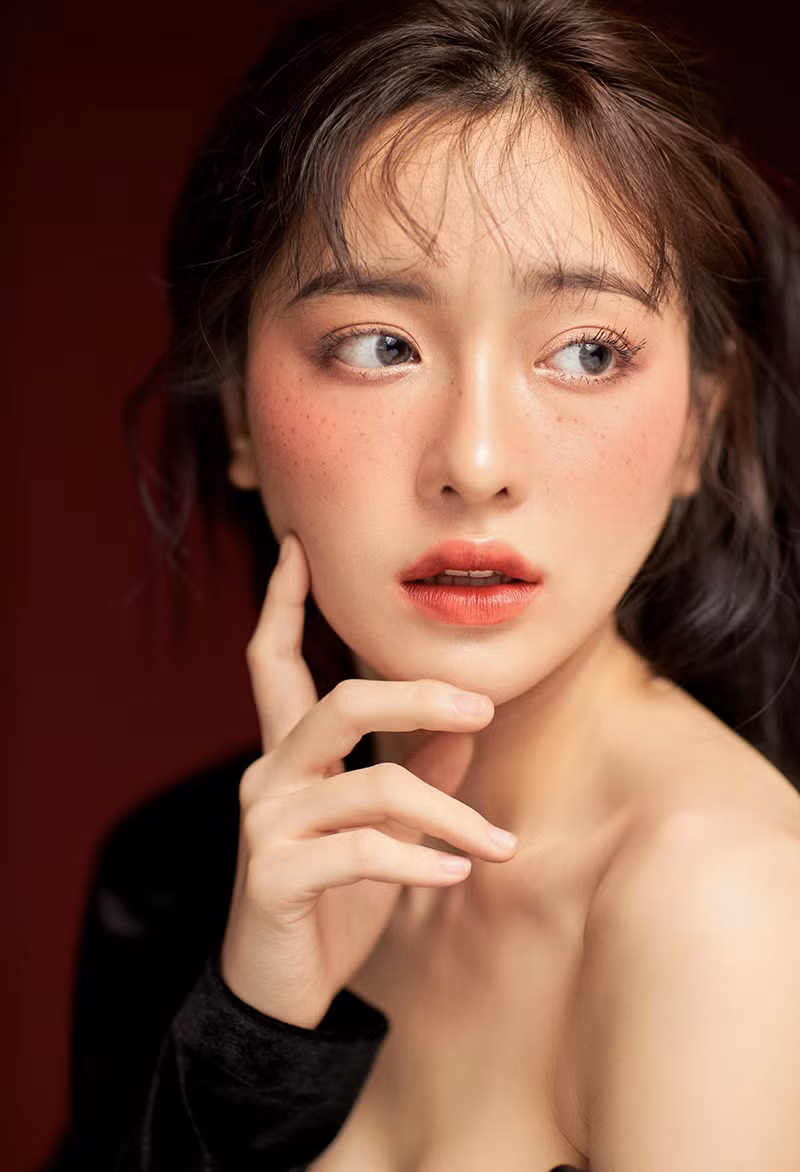 Nữ sinh 2K có một lượng fan hùng hậu trên trang Facebook cá nhân với hơn 40.000 người theo dõi và gần 300.000 lượt followers trên trang Instagram.