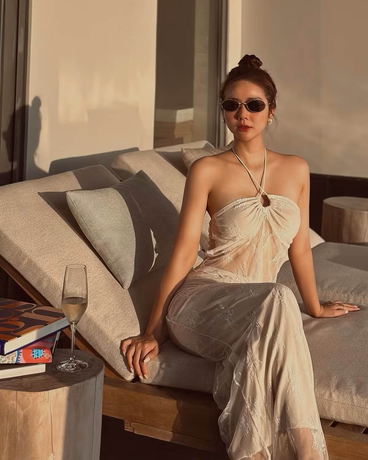 Ngoài đời, nàng cựu hot girl có phong cách nữ tính, sang chảnh.