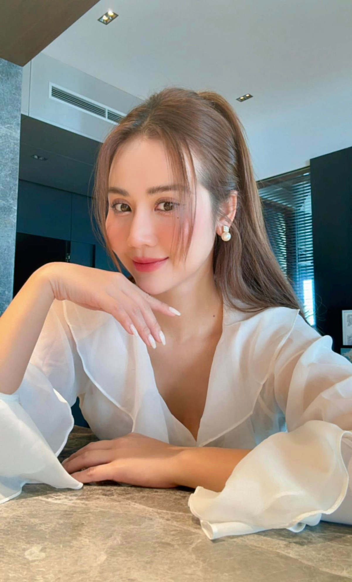 Nhờ xinh đẹp và nổi tiếng nên cô có cơ hội tham gia một số phim sitcom. Bộ phim ngắn nổi bật có thể kể đến là "Bộ tứ 10A8". Huyền Lizzie gây ấn tượng bởi khả năng bộc lộ nội tâm qua ánh mắt, mỗi lần xuất hiện đều thu hút sự quan tâm của khán giả.