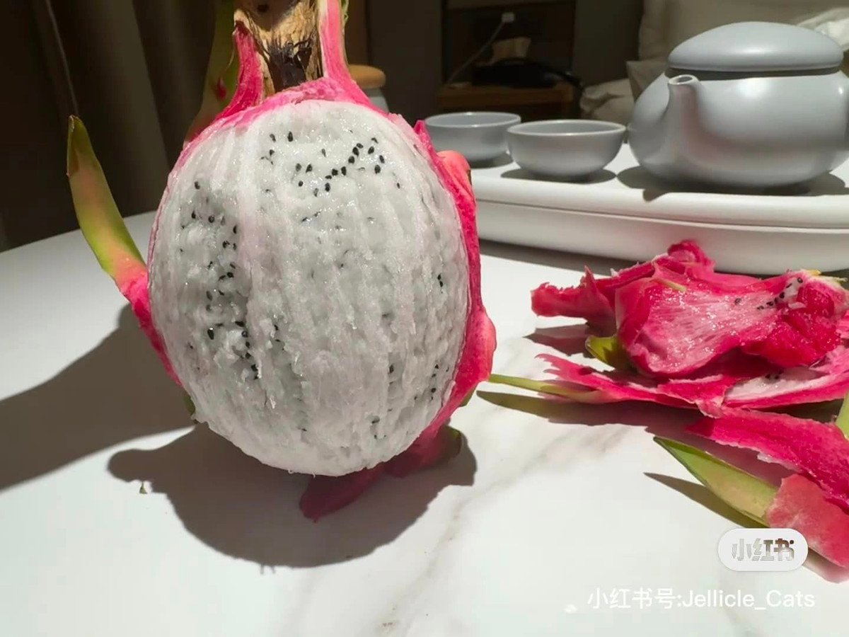 Bước 2: Bóc 1 nửa phần vỏ của quả thanh long.