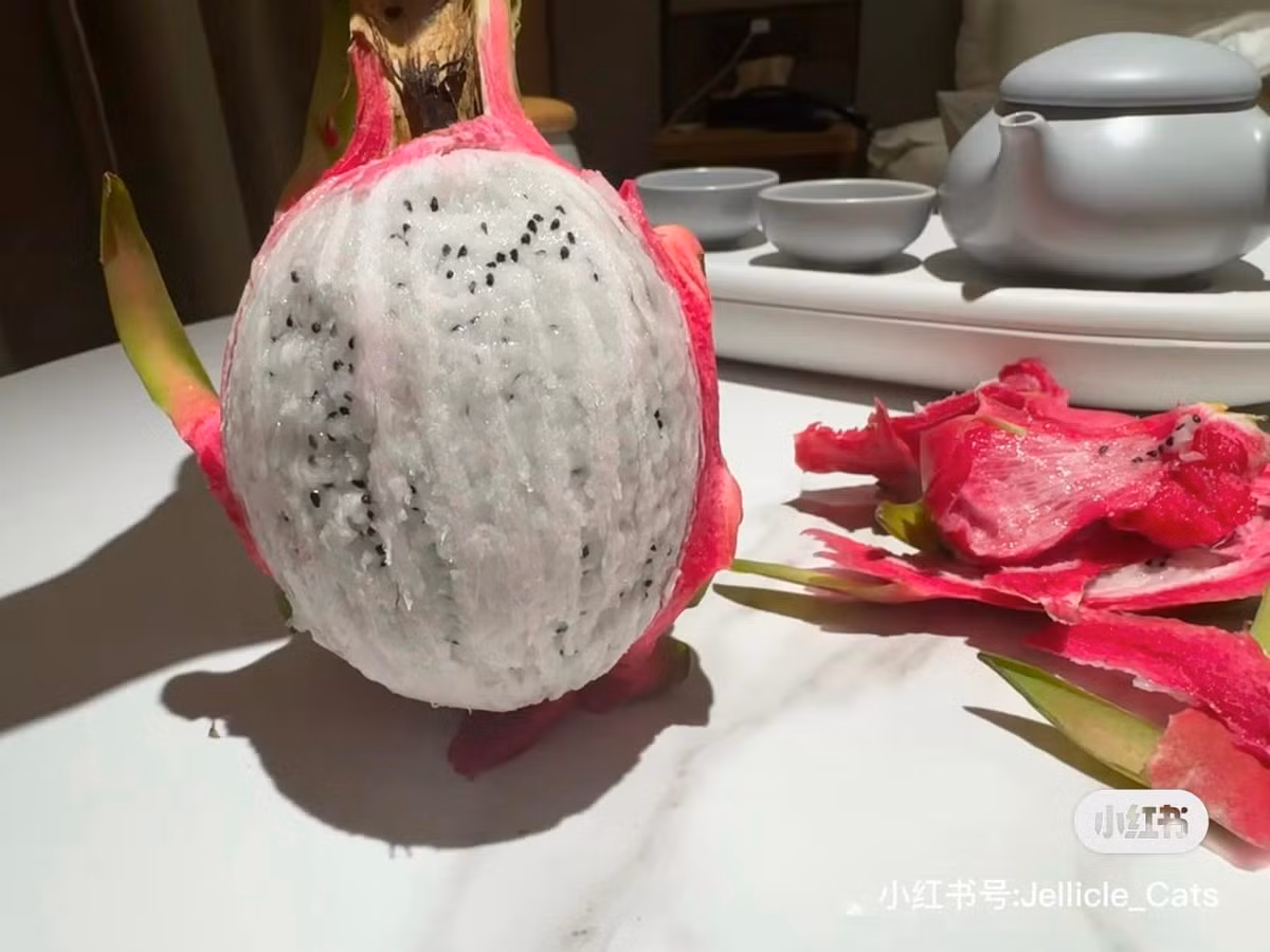 Bước 2: Bóc 1 nửa phần vỏ của quả thanh long.