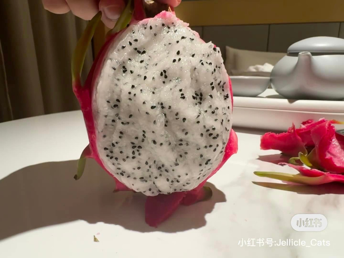 Những bước tạo hình đầu tiên. Nhiều người cho rằng có lẽ chính chủ này đang muốn tạo hình bằng...răng.