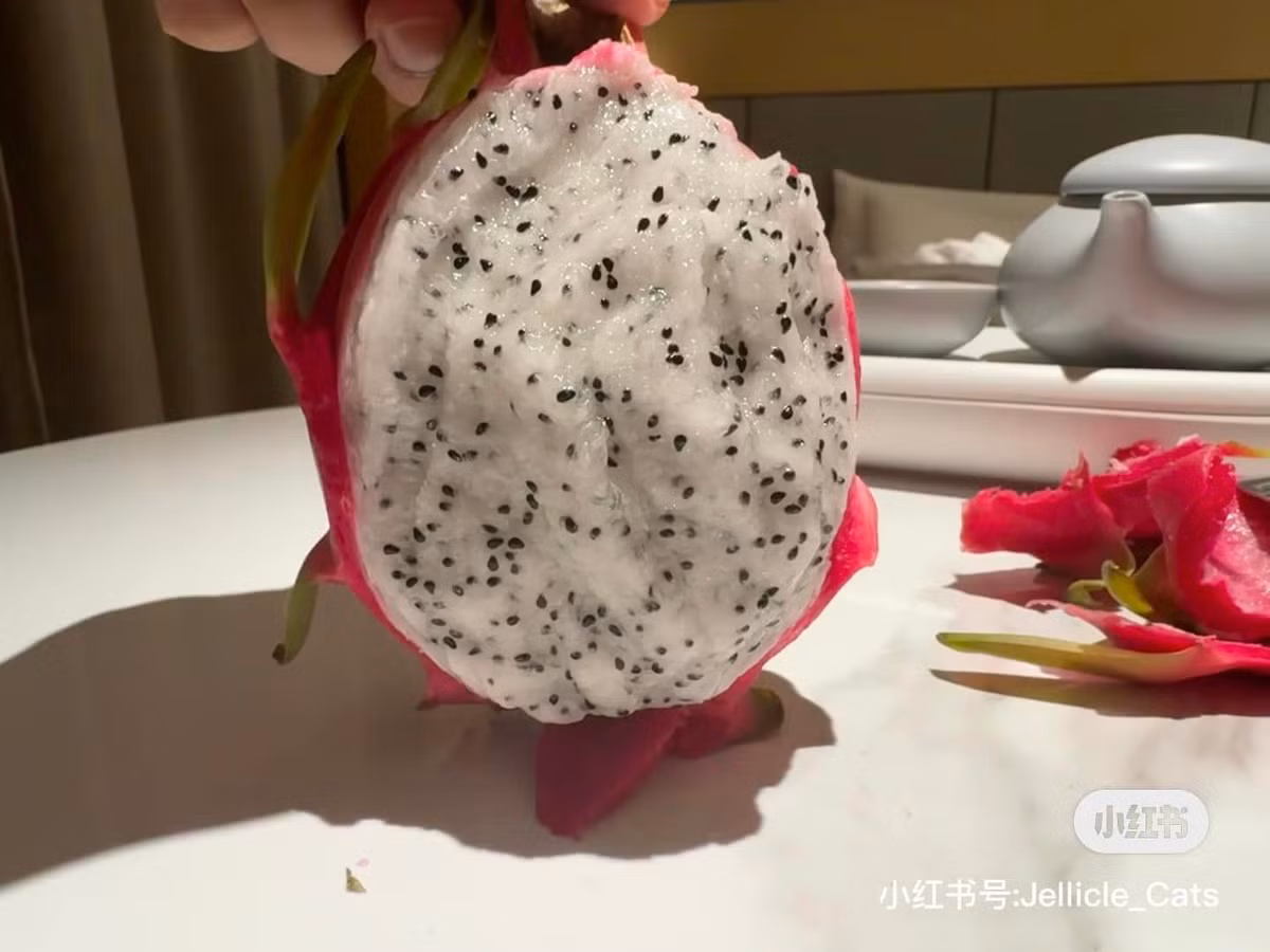 Những bước tạo hình đầu tiên. Nhiều người cho rằng có lẽ chính chủ này đang muốn tạo hình bằng...răng.