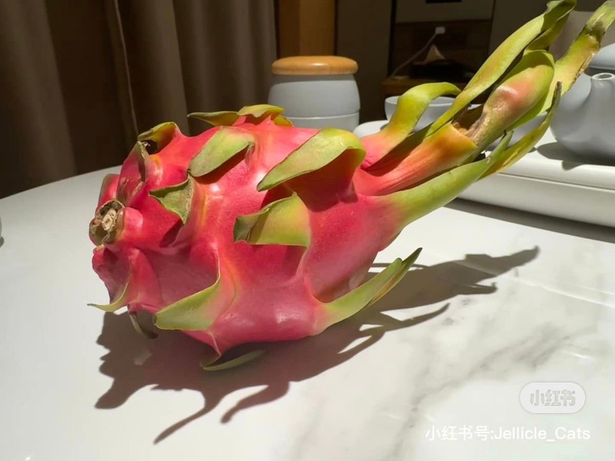 Bước 1: mua 1 trái thanh long ruột trắng về.