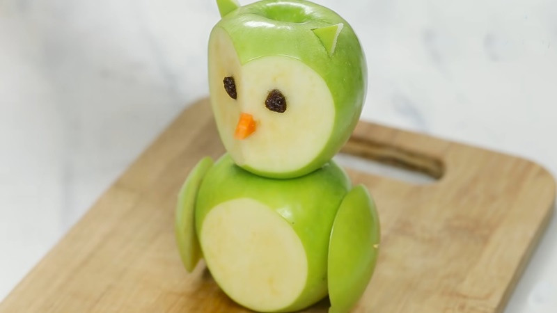 Hay một chú cánh cụt xinh yêu được làm từ quả táo xanh.