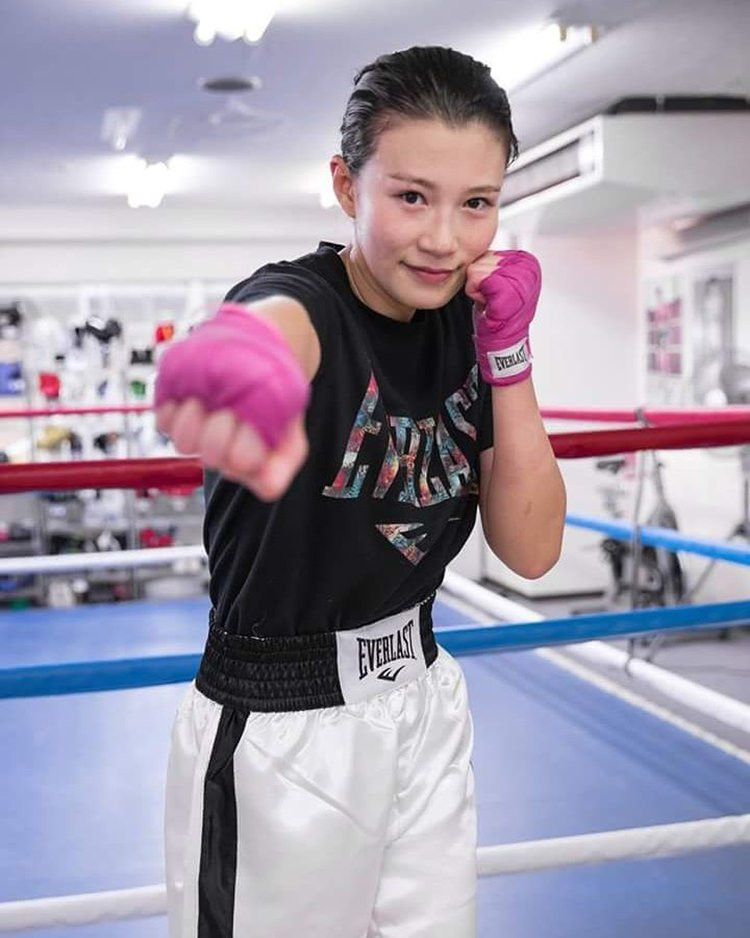 Tomomi Takano chính thức trở thành võ sĩ boxing chuyên nghiệp vào năm 2013. Sự xuất hiện của cô trên sàn đấu ngay lập tức thu hút sự chú ý của người hâm mộ tại Nhật Bản.