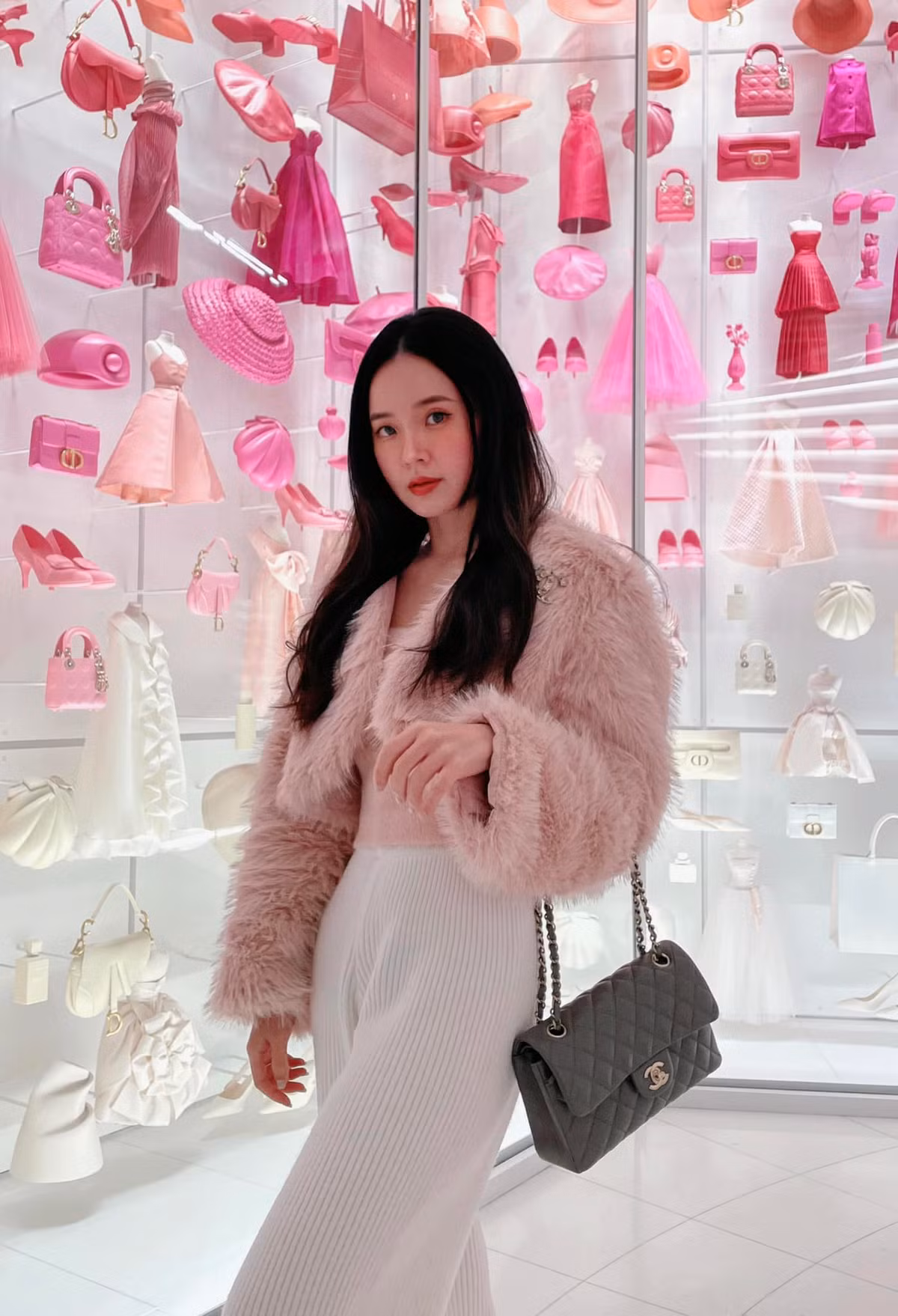 Midu tên thật là Đặng Thị Mỹ Dung, sinh năm 1989. Cô từng là người mẫu tuổi teen trước khi bén duyên điện ảnh và được biết đến qua loạt tác phẩm Thiên mệnh anh hùng, Thiên thần áo trắng,4 năm 2 chàng 1 tình yêu, Khi ta 25...