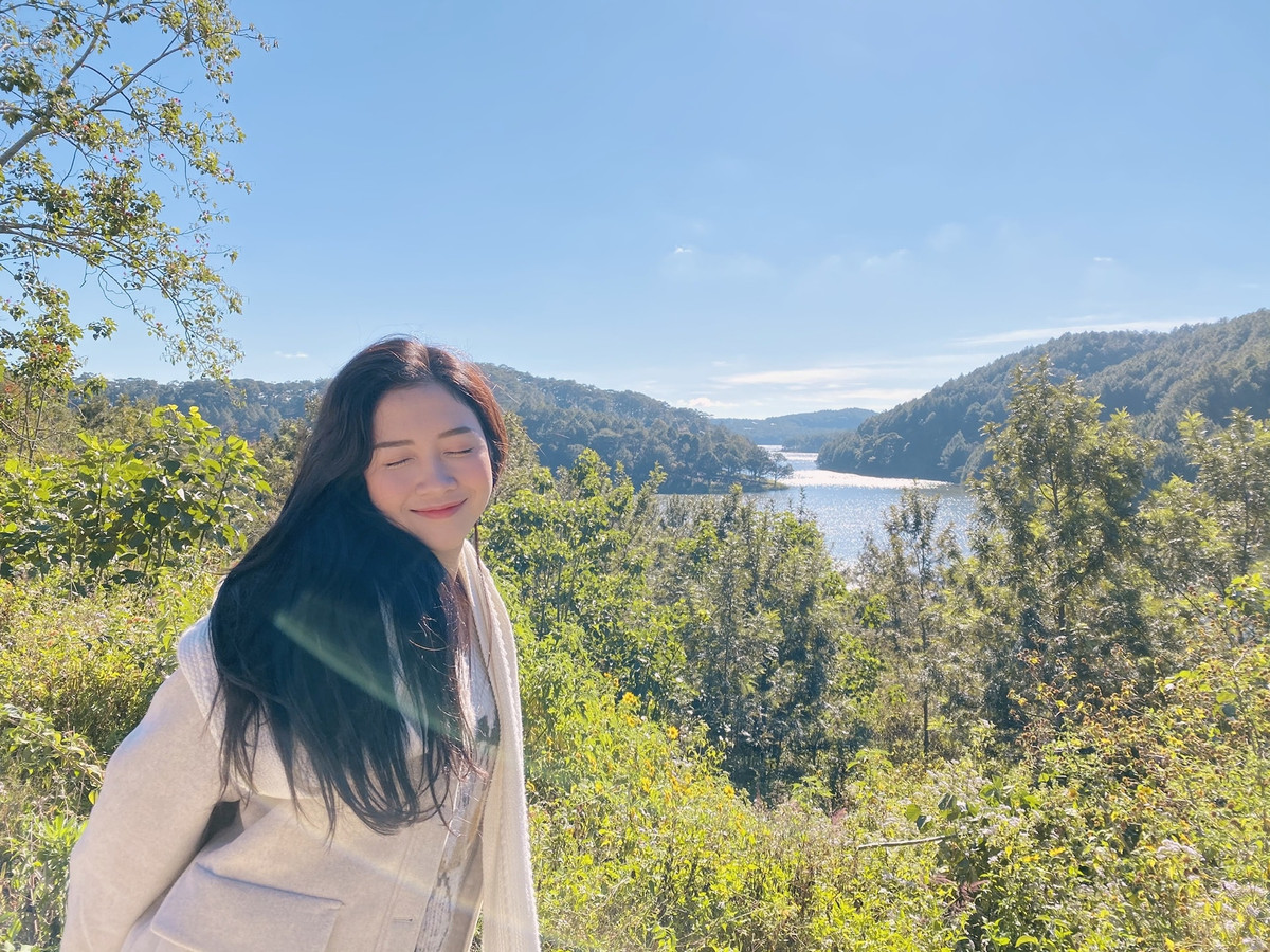 Mỹ Chi cho biết, ở thời điểm hiện tại, học tập vẫn là ưu tiên hàng đầu của cô. Người đẹp luôn cố gắng cân bằng, sắp xếp thời khoá biểu sao cho hợp lý để để vừa có được kiến thức lại làm được những công việc bản thân đam mê.