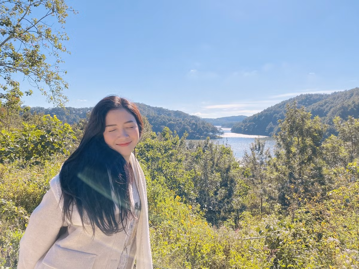 Mỹ Chi cho biết, ở thời điểm hiện tại, học tập vẫn là ưu tiên hàng đầu của cô. Người đẹp luôn cố gắng cân bằng, sắp xếp thời khoá biểu sao cho hợp lý để để vừa có được kiến thức lại làm được những công việc bản thân đam mê.