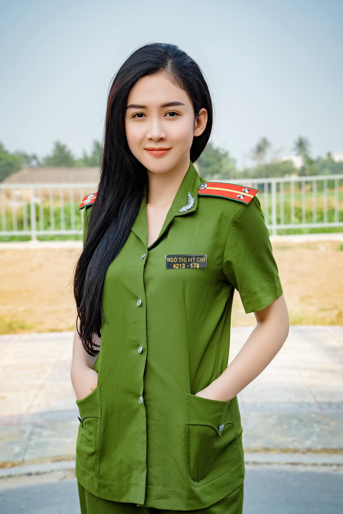 Chưa từng qua bất kỳ lớp đào tạo nào nên trong quá trình diễn xuất, Mỹ Chi gặp những khó khăn nhất định. Thế nhưng với quyết tâm của mình, nàng hoa khôi chăm chỉ học hỏi từ những anh, chị đi trước để hoàn thành tốt vai diễn của bản thân.