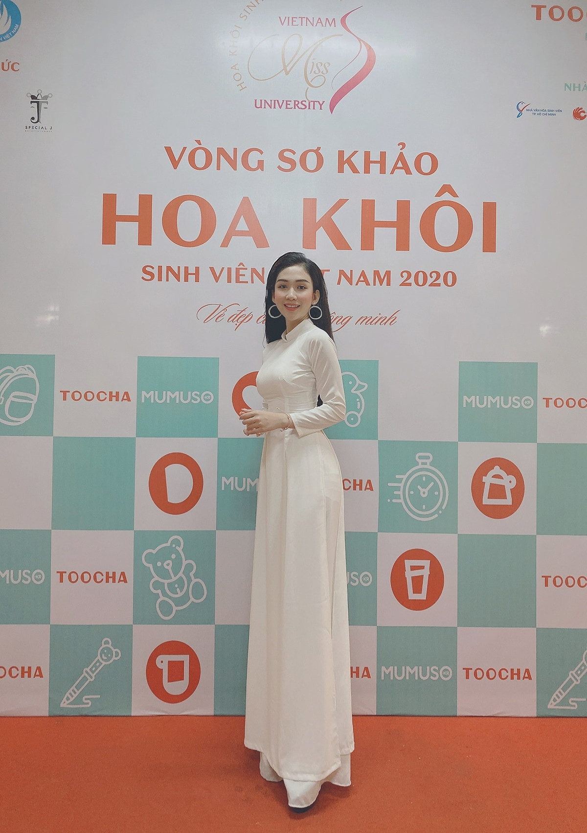 Sở hữu ngoại hình xinh đẹp, Ngô Thị Mỹ Chi từng tham dự rất nhiều cuộc thi như Hoa khôi Duyên dáng Phú Hòa 2019, Top 5 Miss Muce – Miss Áo dài 2017, thí sinh tài năng cuộc thi mẫu ảnh MITC...