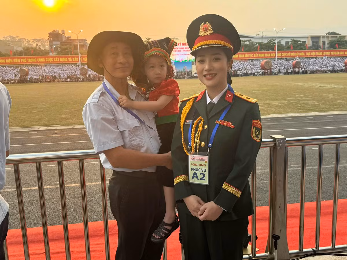 Ở thời điểm hiện tại, khi quay trở lại Điện Biên, chị Hân mang trên mình một vai trò mới - phát thanh viên, người đọc thuyết minh cho Lễ diễu binh, diễu hành.