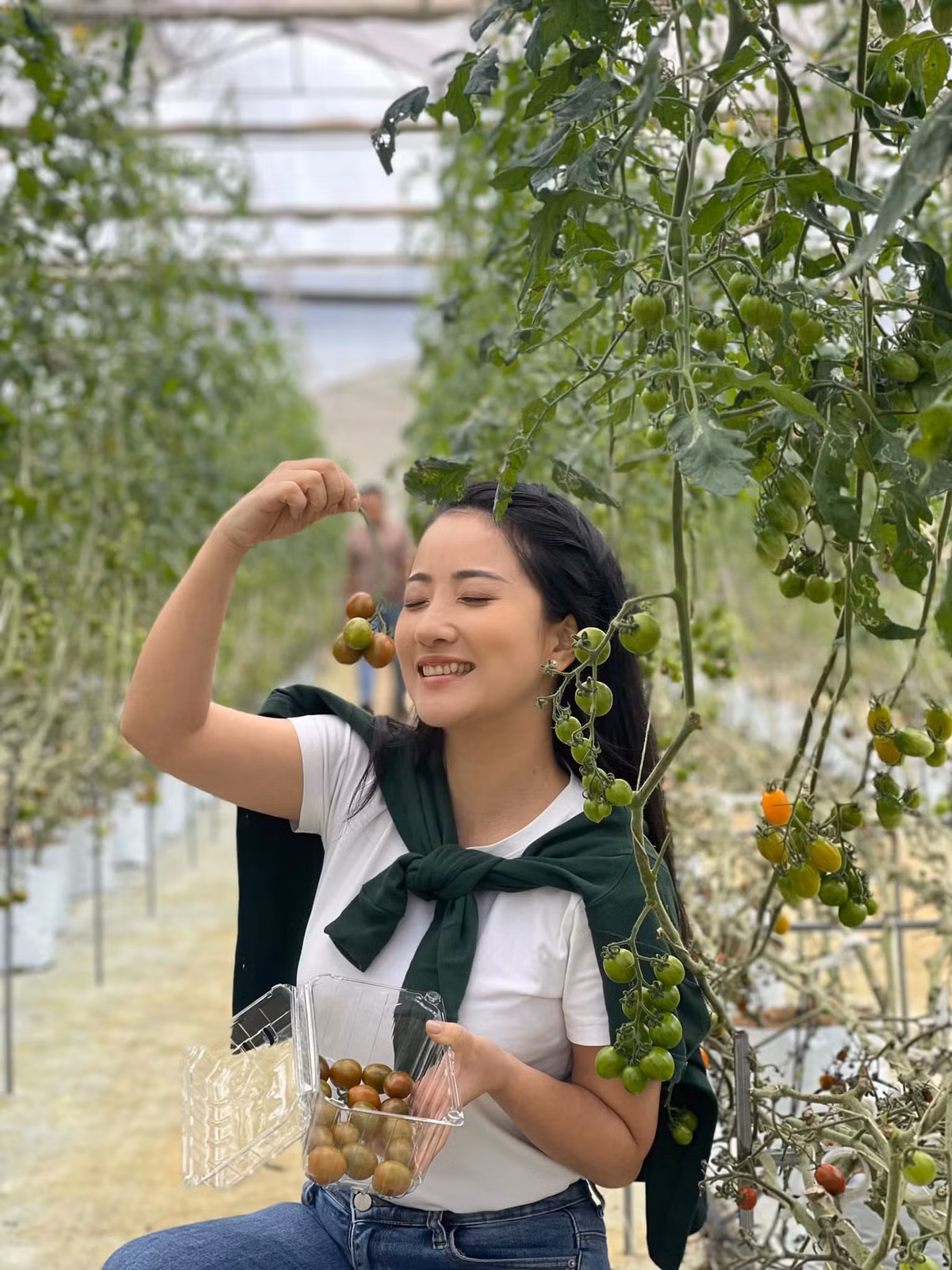 Cởi bộ quân phục, Ngọc Hân là một cô gái nữ tính, nhẹ nhàng.