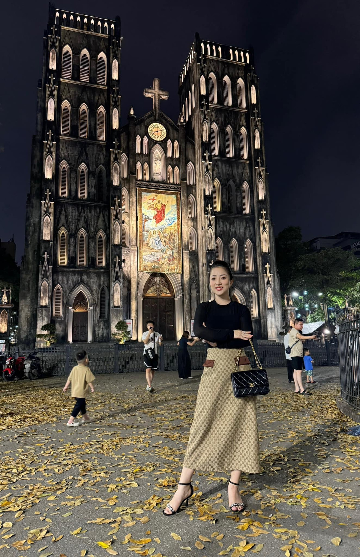 Ngoài làm công tác báo chí tuyên truyền ở cơ quan, nữ quân nhân cũng là phát thanh viên của chuyên mục Quốc phòng toàn dân, phát sóng trên HTV9.