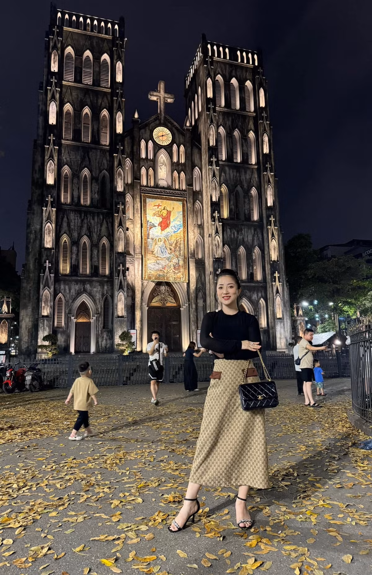 Ngoài làm công tác báo chí tuyên truyền ở cơ quan, nữ quân nhân cũng là phát thanh viên của chuyên mục Quốc phòng toàn dân, phát sóng trên HTV9.