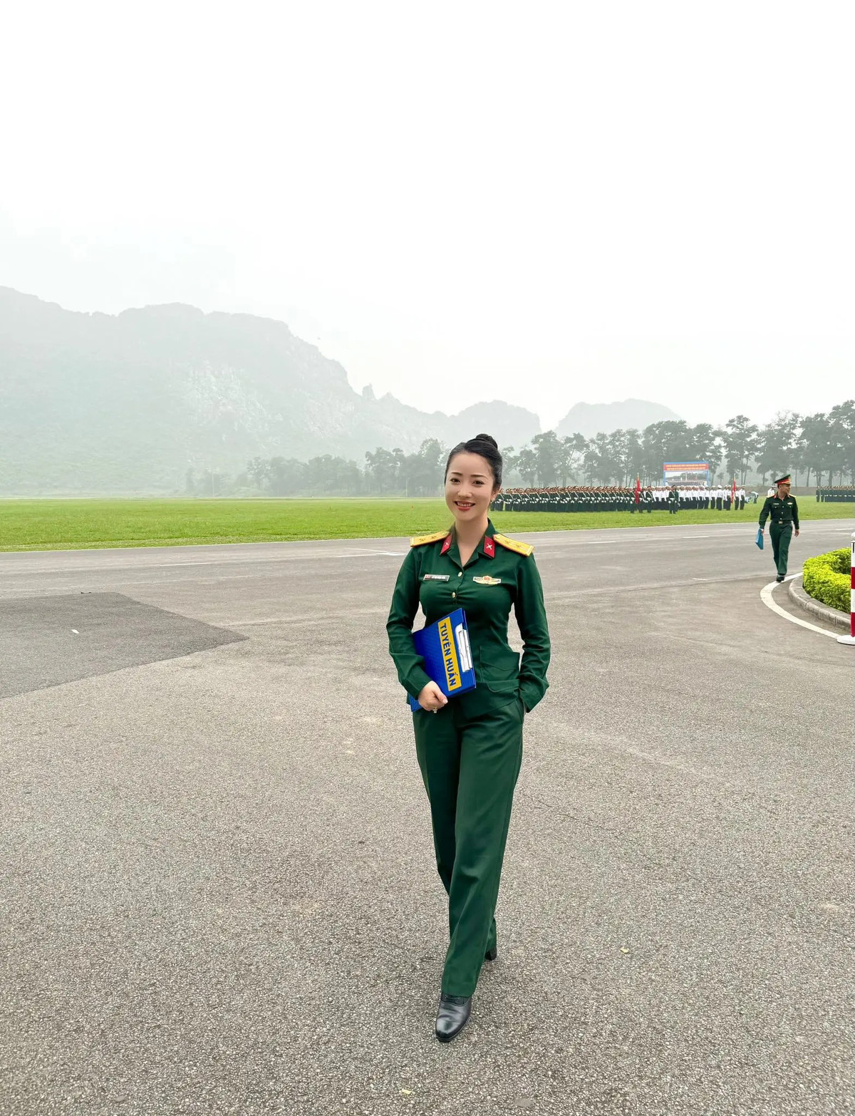 Ngọc Hân là nhân viên của Ban Tuyên huấn phòng Chính trị của Bộ Tư lệnh TP.HCM. Cách đây 10 năm, trong dịp kỷ niệm 60 năm chiến thắng Điện Biên Phủ, Ngọc Hân tham gia trong khối nữ du kích miền Nam.