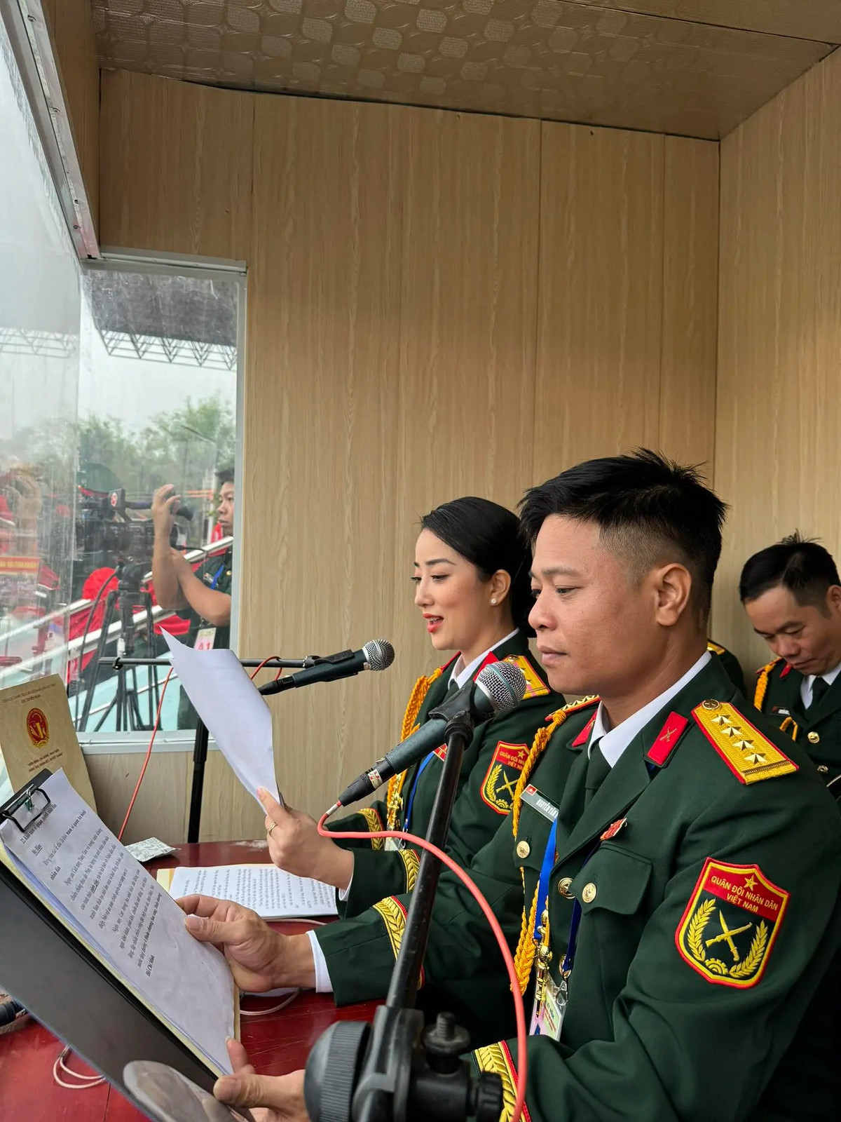 Tróng đó có một giọng nữ miền nam với chất trầm ấm mà hào hùng. Chủ nhân của giọng đọc đó là một nữ quân nhân xinh đẹp - Lê Ngọc Hân (SN 1991), đang công tác tại Bộ Tư lệnh TP.HCM.