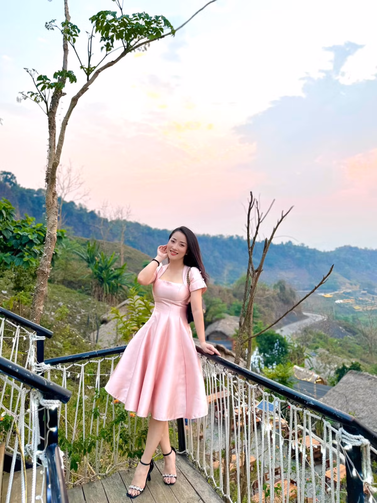 Được biết ngoài đời Ngọc Hân là mẹ của 3 em bé. Dù vậy, cô vẫn sở hữu ngoại hình và vóc dáng ưa nhìn, cuốn hút khiến ai gặp cũng ấn tượng.