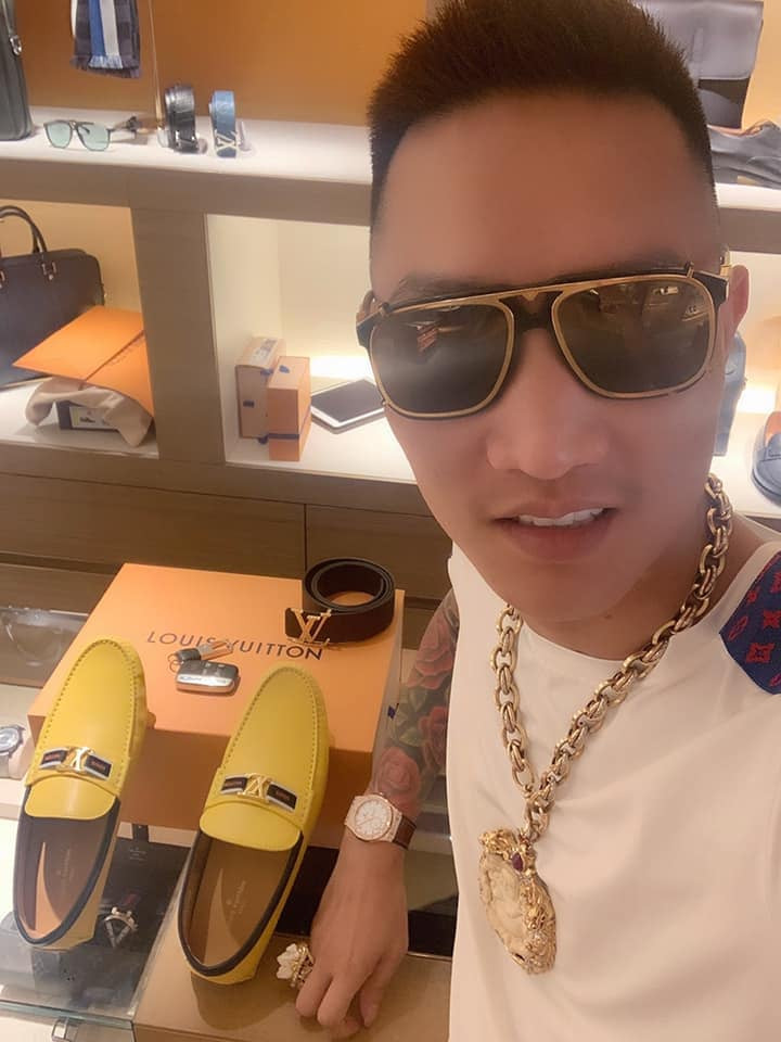 Video không đội mũ bảo hiểm khi phóng xe trên đường và coi thường pháp luật của Huấn Hoa Hồng trước khi bị bắt khiến CĐM phẫn nộ. "Đáng ra phải bắt từ sớm, ảnh hưởng xấu đến bao nhiêu đứa trẻ" là những bình luận của dân mạng.