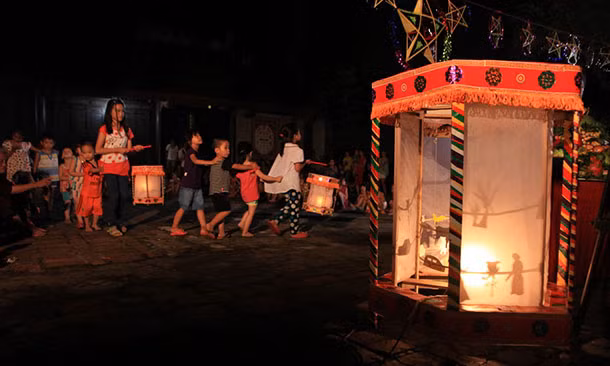 Điểm độc đáo là chiếc đèn này có thể xoay tròn, kéo theo nhiều hình thù phản chiếu trên mặt đèn. Ảnh: bvhttdl.gov.vn