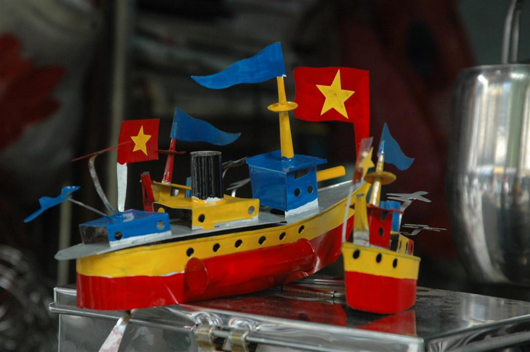 Tàu thuỷ sắt tây - cái tên nghe khá lạ lẫm với nhiều 9X, 2K hiện nay - từng là "bầu trời tuổi thơ" của nhiều người. Ảnh: vieclam.laodong.com.vn