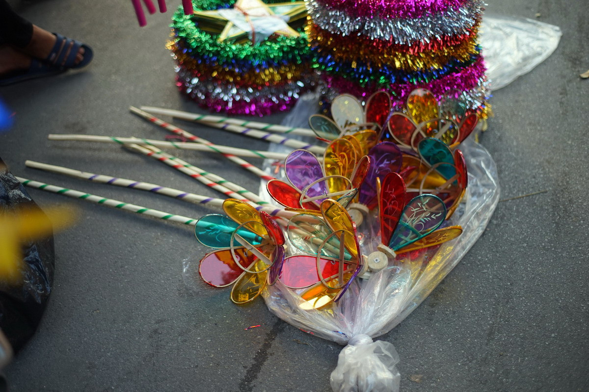 Đứng bên những món đồ chơi hiện đại, đèn cù hiện lên khiêm nhường nhưng vẫn mang nét đẹp riêng của đồ chơi dân gian. Ảnh: redsvn.net