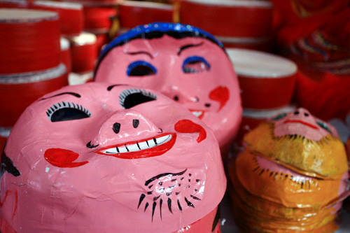 Vài năm gần đây mặt nạ giấy bồi dần xuất hiện trở lại những hình ảnh quen thuộc: chú Tễu, ông Địa...Ảnh: suckhoedoisong.vn