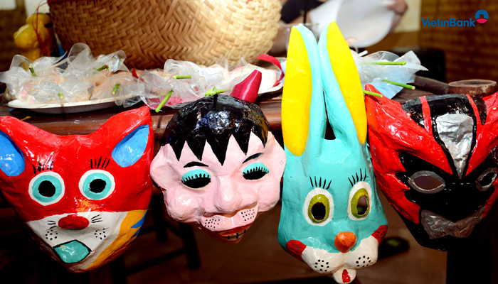 Mặt nạ giấy bồi còn được "cải tiến" với nhiều nhân vật trong truyện nước ngoài để hợp với sở thích của nhiều em nhỏ. Ảnh: vietinbank.vn