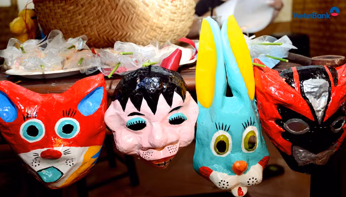 Mặt nạ giấy bồi còn được "cải tiến" với nhiều nhân vật trong truyện nước ngoài để hợp với sở thích của nhiều em nhỏ. Ảnh: vietinbank.vn