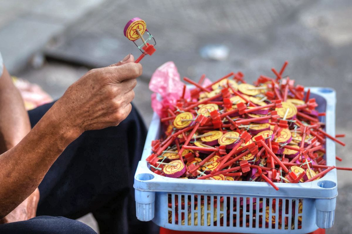 Trống bỏi làng Báo Đáp là đồ chơi Trung thu dân gian thường xuất hiện trên tay những đứa trẻ háo hức chờ rước lân. Ảnh: redsvn.net