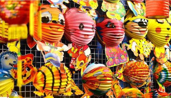 Để phù hợp với thị hiếu của trẻ em hiện nay, đèn lồng xếp giấy được thiết kế theo nhiều hình mẫu nhân vật hoạt hình đáng yêu. Ảnh: tantam.vn