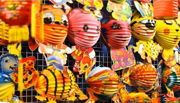 Để phù hợp với thị hiếu của trẻ em hiện nay, đèn lồng xếp giấy được thiết kế theo nhiều hình mẫu nhân vật hoạt hình đáng yêu. Ảnh: tantam.vn