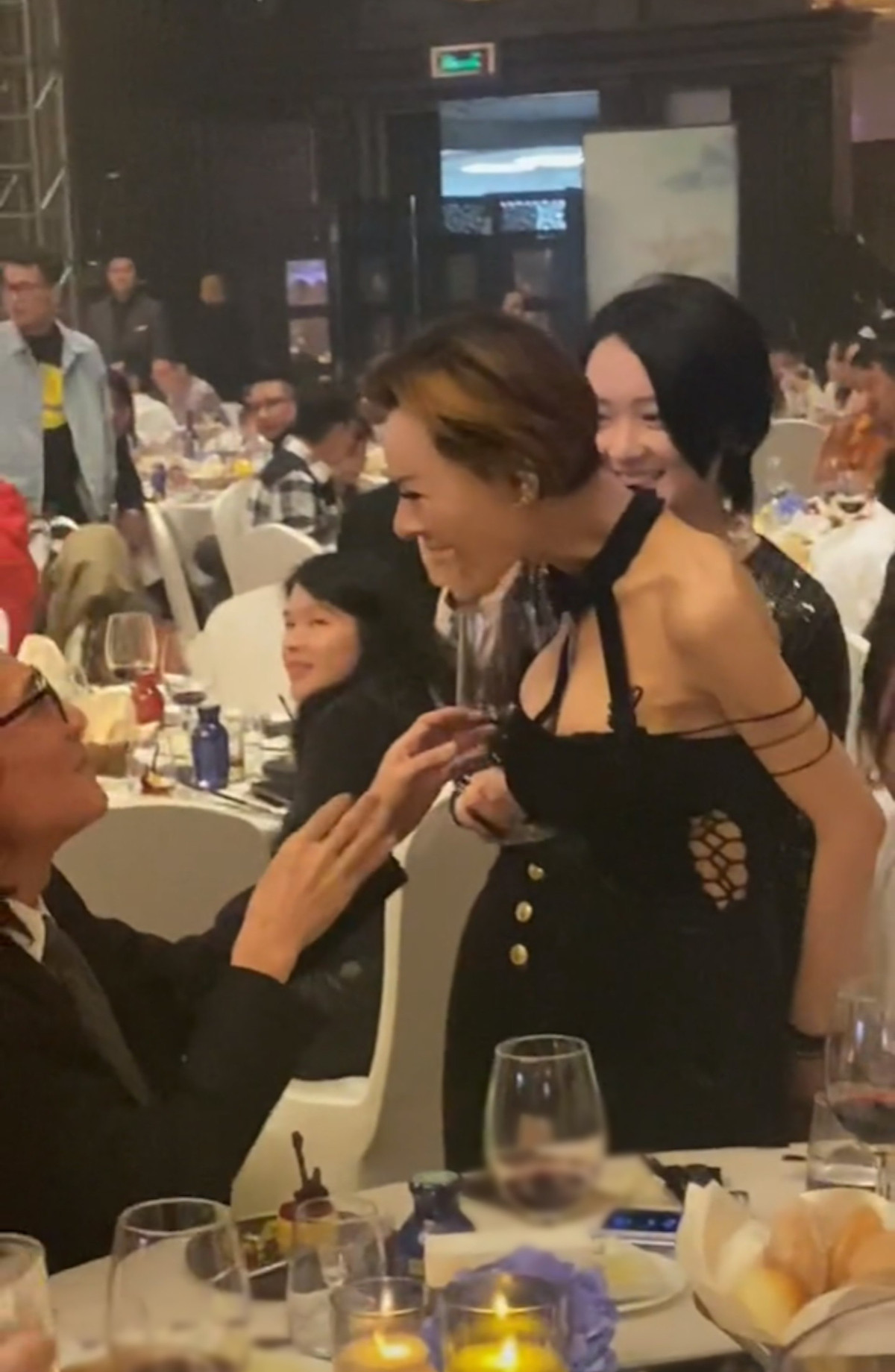 Cô diện bộ váy hai dây màu đen, lộ rõ body gầy đến mức đáng báo động